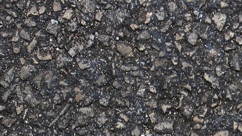 Foto de los zapatos de una persona parada sobre una señal que indica varios caminos