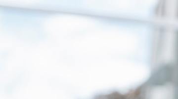 Foto de una mujer preocupada usando un teléfono