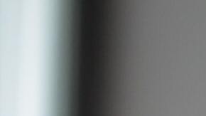 Foto de una persona entregando documentos a otra