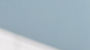 Foto de un repartidor subiendo algunas cajas al vehículo de carga