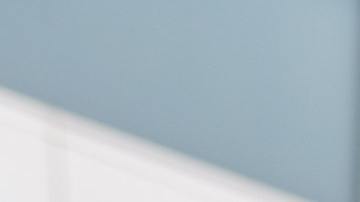 Foto de un repartidor subiendo algunas cajas al vehículo de carga