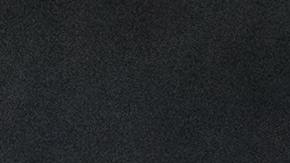 Foto de un policía poniéndole esposas a un prisionero