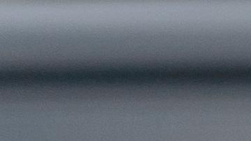 Foto de un padre acompañando a su hijo adolescente a conducir