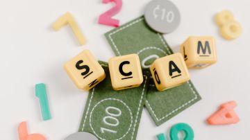 Foto de varios juguetes representando la palabra "scam"