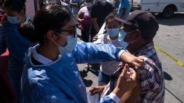 Las autoridades locales en Tijuana han llevado a cabo diversas campañas de vacunación para los migrantes. / foto: getty.