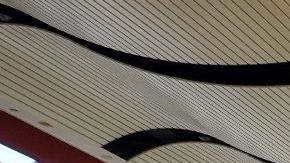 Foto de unas personas pasando un punto de control en un aeropuerto