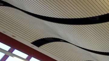Foto de unas personas pasando un punto de control en un aeropuerto