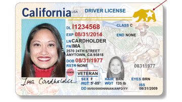 Imagen de una licencia de conducir de California con Real ID