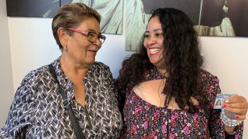 Andrea Anaya celebra  salir de las sombras con su madre Elisa Sandoval. (Araceli Martínez/La Opinión)