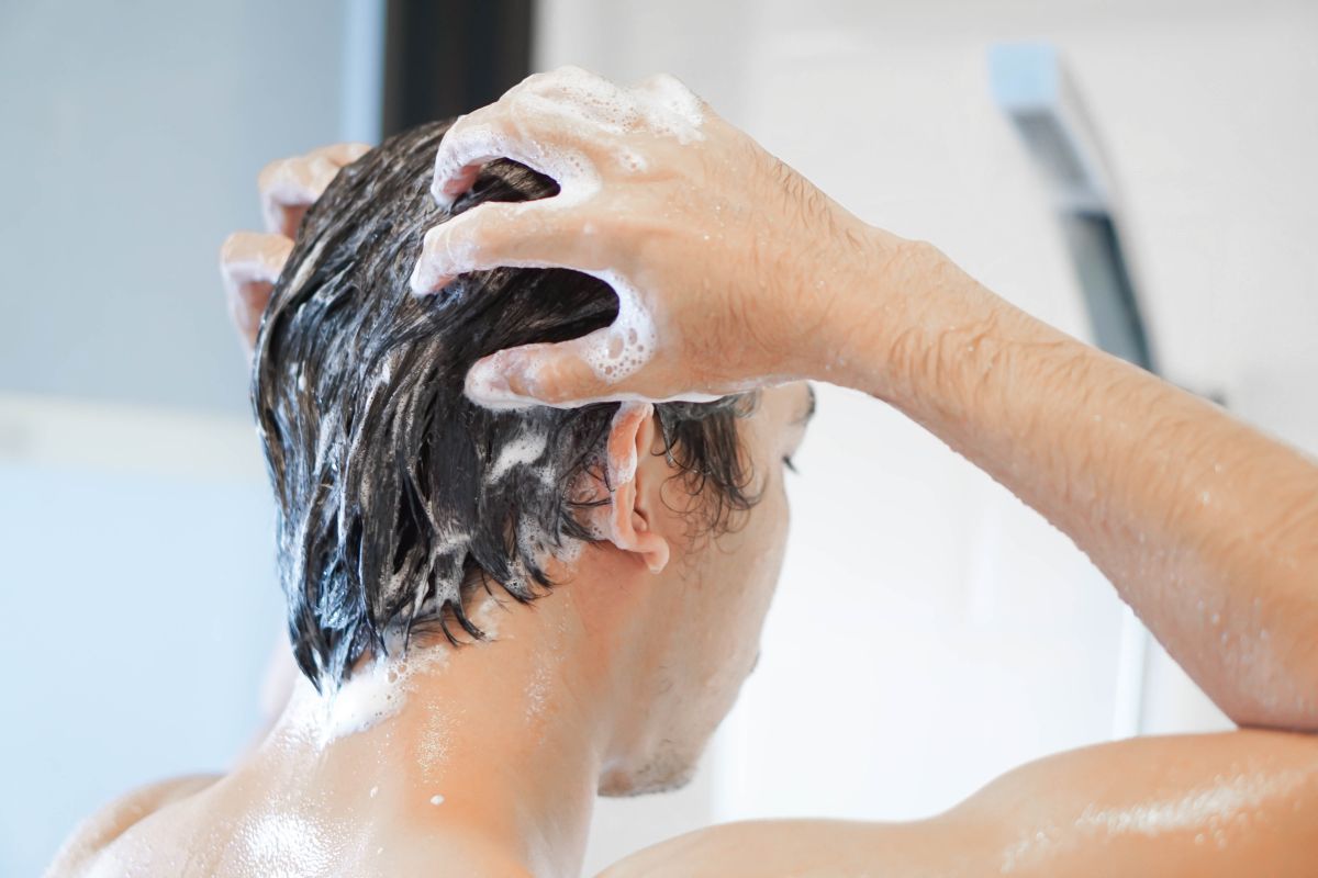 Что если помыть голову гелем для душа. Человек моет голову. Мытье головы мужское. Мужчина моет волосы. Мужчина моет голову.
