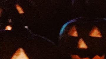 Una cara tallada en calabaza con una vela dentro es icónica en Halloween y se asocia con un signo zodiacal.