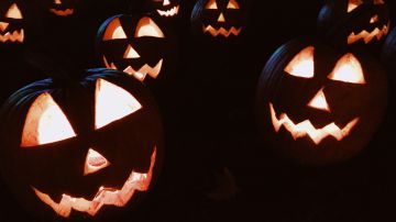 Una cara tallada en calabaza con una vela dentro es icónica en Halloween y se asocia con un signo zodiacal.