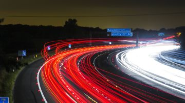 Foto del tráfico nocturno en una carretera de Estados Unidos