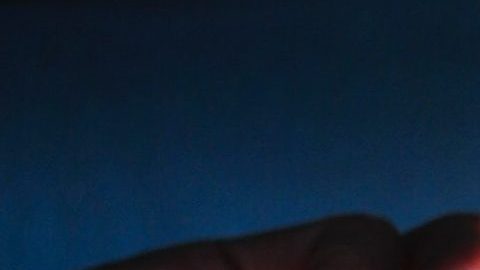 Prender una vela al revés tiene un simbolismo relacionado con la magia negra y brujería.