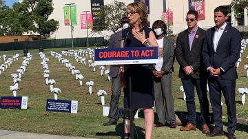 La excongresista Gabrielle Giffords honra a las víctimas de la violencia por armas de fuego. (Araceli Martínez/La Opinión)