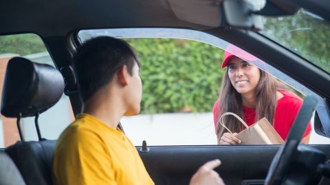 Foto de un adolescente conduciendo un auto