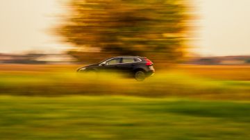 Foto de un auto huyendo a alta velocidad