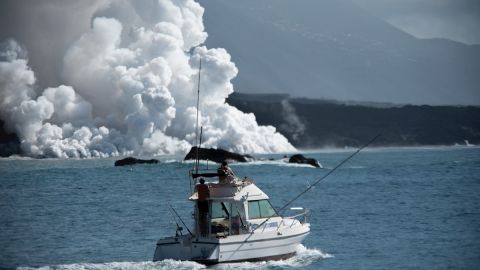 VIDEO: Lava del volcán Cumbre Vieja llega nuevamente al mar y obliga a confinamiento de población