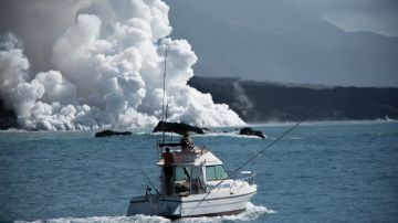 VIDEO: Lava del volcán Cumbre Vieja llega nuevamente al mar y obliga a confinamiento de población