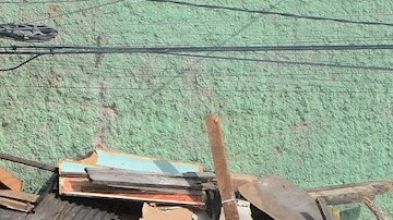 Equipos de emergencia realizan labores de rescate tras explosión de edificio en la CDMX.