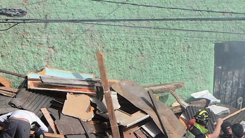 Equipos de emergencia realizan labores de rescate tras explosión de edificio en la CDMX.