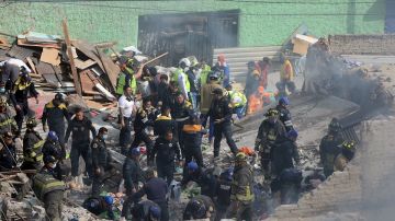 Equipos de emergencia realizan labores de rescate tras explosión de edificio en la CDMX.