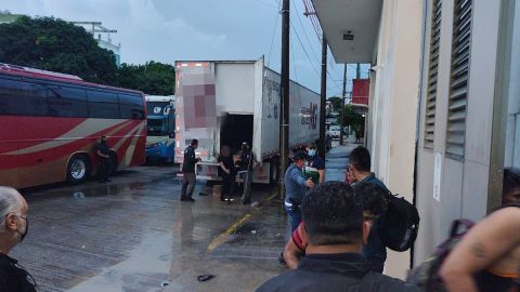 600 migrantes de Latinoamérica, Asia y África viajaban hacinados en dos tráileres en Veracruz, México.