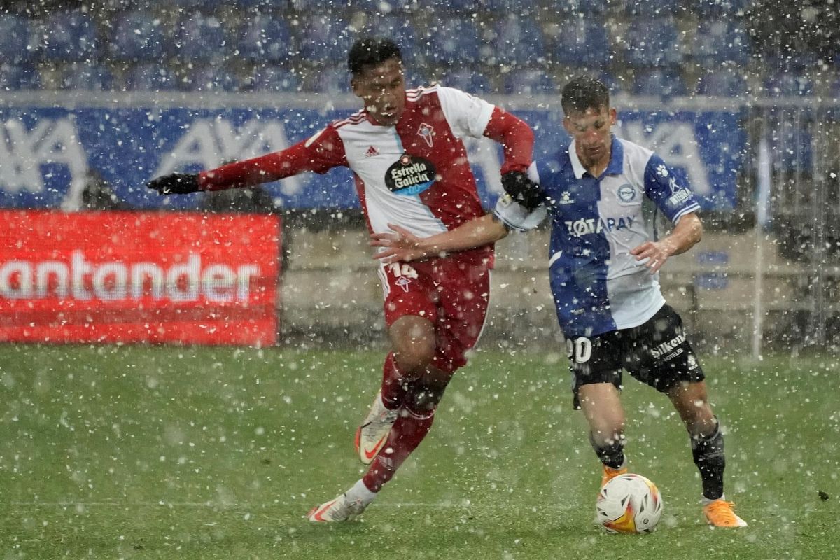 La nieve se hizo protagonista en el estadio en Vitoria para el Alavés vs Celta.