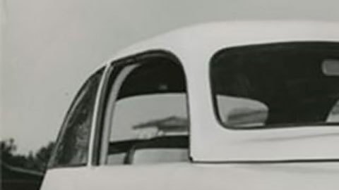 Henry Ford (der.) presentando su "auto hecho de plástico" en 1941.