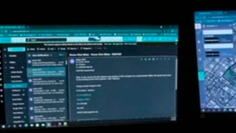 Un analista de ShotSpotter en una estación de trabajo.