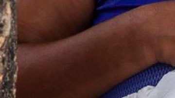 El desperdicio de unos es comida para otros. Una mujer muestra unos panes recién encontrados en un camión de basura.