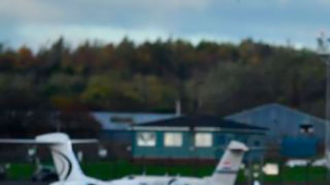 Un jet privado como este que aterriza en el aeropuerto que sirve a Glasgow, quema un promedio de 225 galones (1.023 litros) de combustible aéreo por hora.