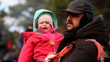 Muchos migrantes que están atrapados en la frontera de Bielorrusia y Polonia llevan niños pequeños.