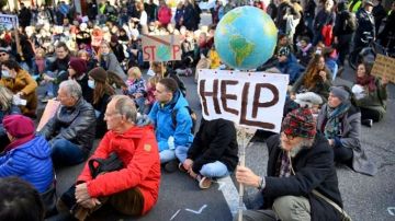 Manifestantes de todo el globo han estado exigiendo mayores compromisos de los líderes mundiales para combatir el cambio climático.