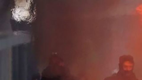 Manifestantes se enfrentan a la policía en Bélgica en medio de las protestas contra las medidas de covid-19 y el pase sanitario impuestos en el país.