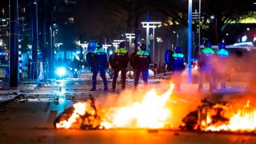 Los manifestantes quemaron vehículos en varias ciudades europeas este fin de semana.