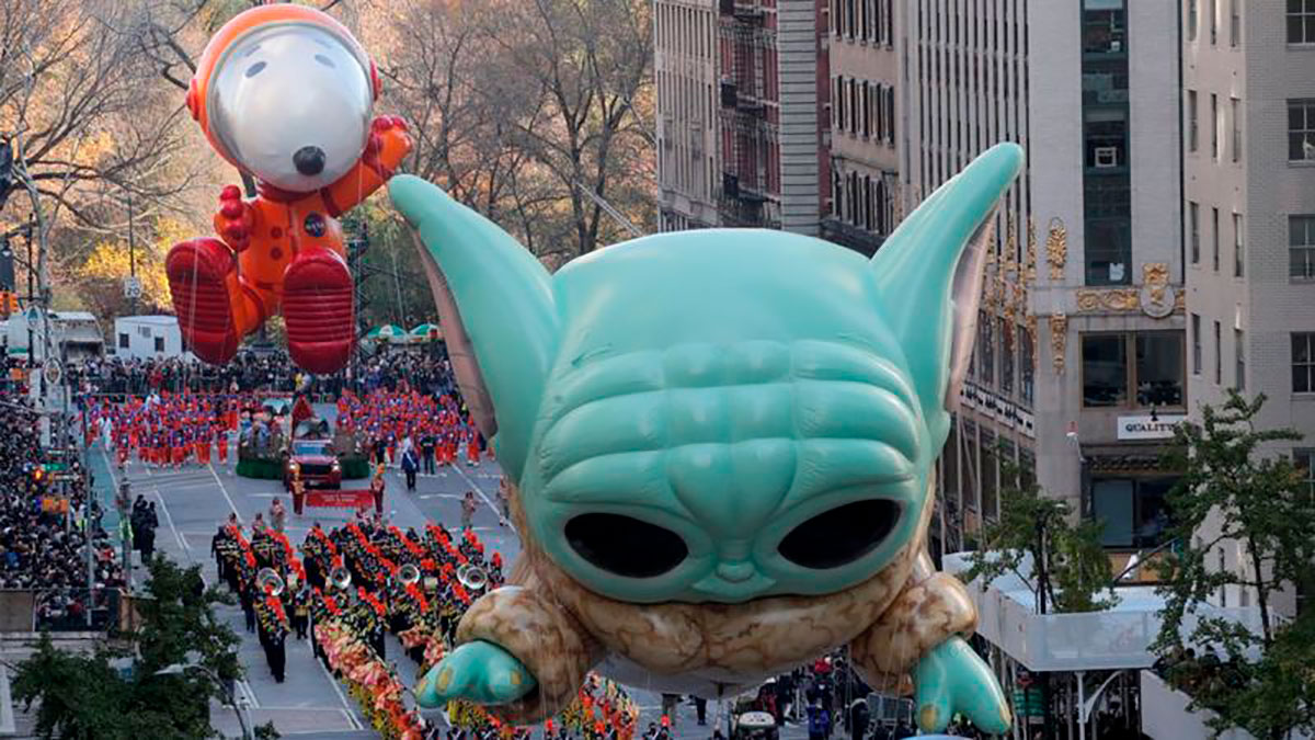 Thanksgiving: Baby Yoda and Snoopy excite the crowd at the traditional Thanksgiving Day parade in the USA.