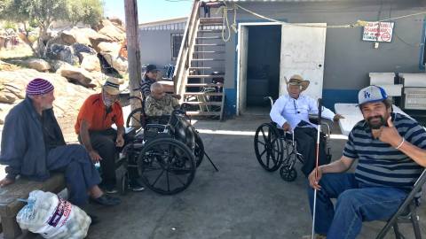 Ancianos en el asilo La Casa para Pobres Desamparados.