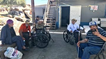 Ancianos en el asilo La Casa para Pobres Desamparados.