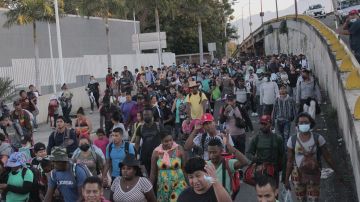 Hombres armados asaltan a migrantes que se unían a caravana en México