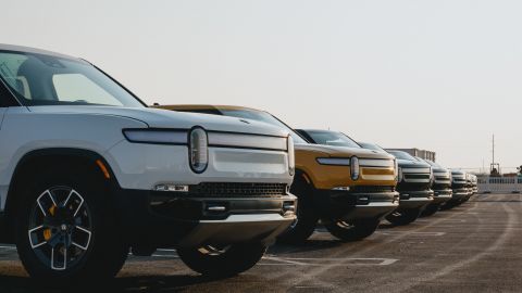 Foto de varias camionetas R1T de Rivian estacionadas