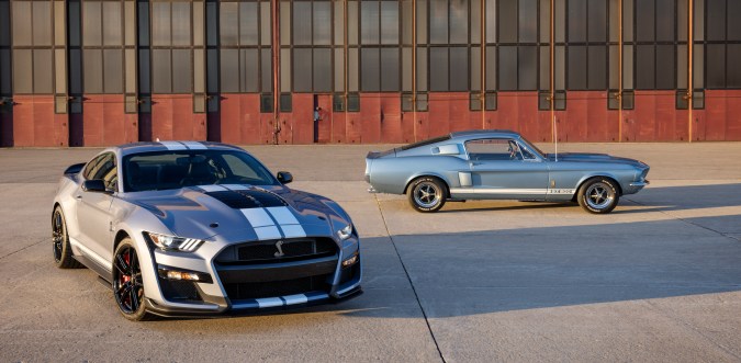 Foto del Mustang Shelby GT500 Heritage Edition junto a una versión clásica