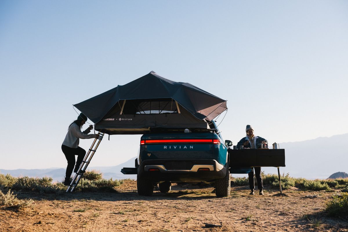 Foro de una camioneta Rivian mostrando su carpa extendida