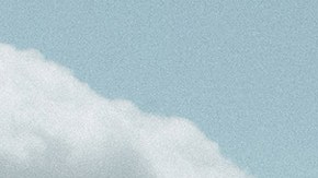 Foto de dos camionetas Rivian en el exterior