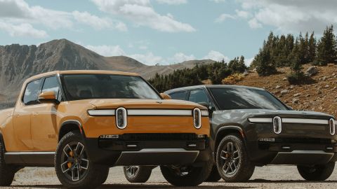 Foto de dos camionetas Rivian en el exterior