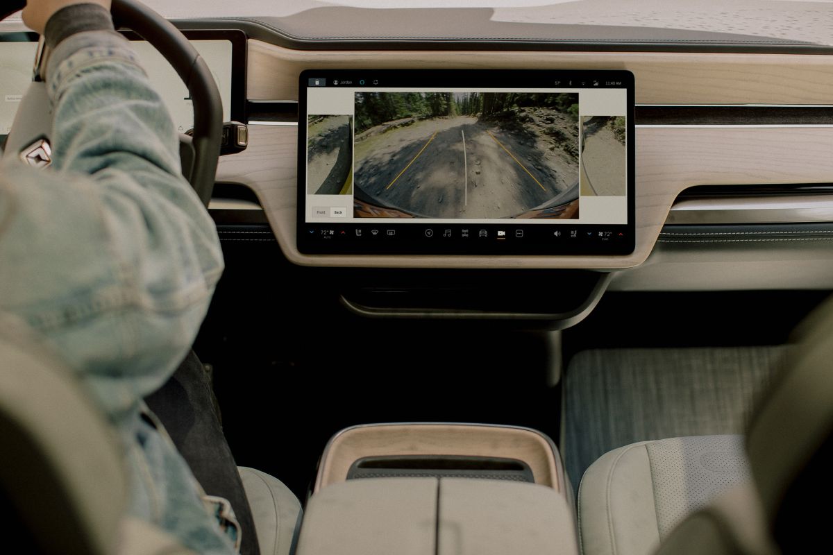 Foto del interior de una camioneta eléctrica R1T de Rivian