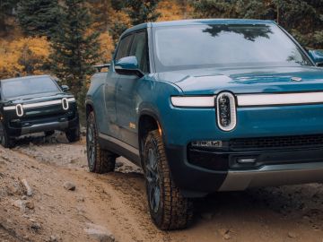 Foto de dos camionetas eléctricas R1T de Rivian