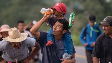 Caravana migrante avanza cansada por Veracruz con mujeres y niños.