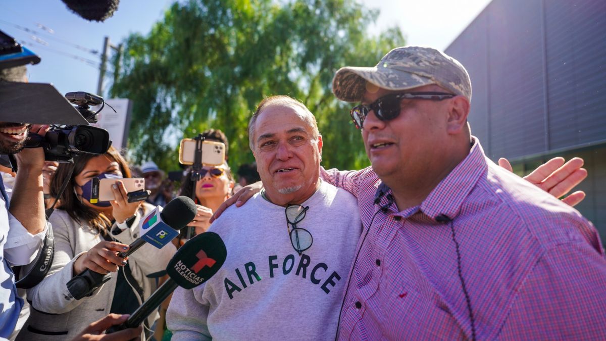 Robert Vivar (i) y su hijo (d) atienden a los reporteros en la garita de San Ysidro en San Diego.