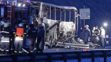 45 turistas, incluyendo 12 menores de edad, murieron calcinados vivos al interior de un autobús que se estrelló en Bulgaria